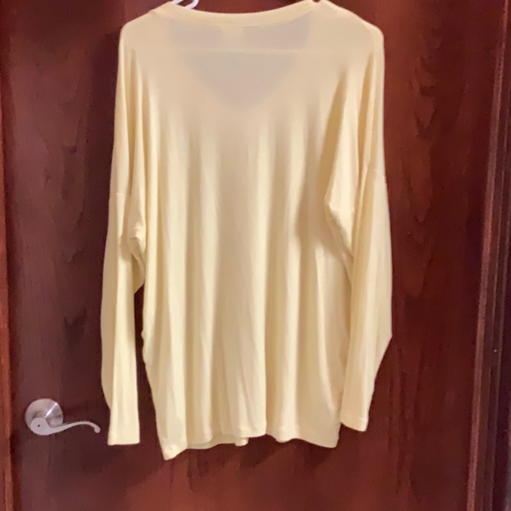 CAbi Serenity Tee, Size M, V-Neck Top in Heathered Sun Yellow, 6121 - Picture 4 of 4